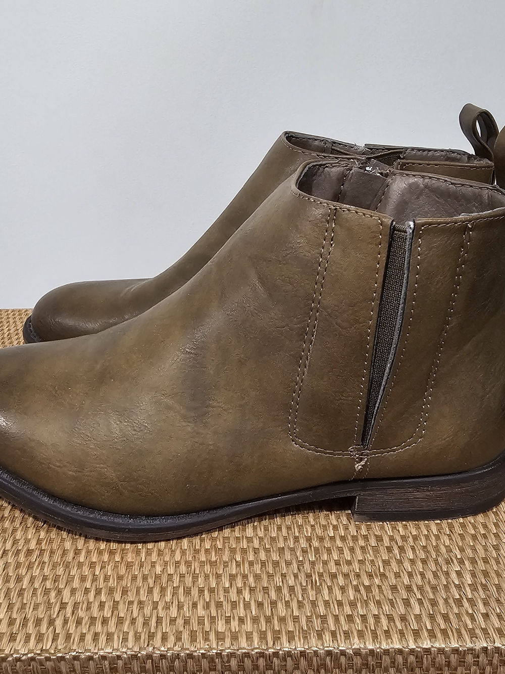 Olive Green Chelsea Ankle Boots Sz.7 Minimalist Low Heel  Casual Boho Festival - Picture 4 of 13